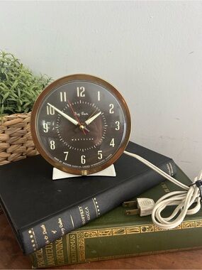 vintage Westclox Big Ben electric table alarm clock brown face, white base